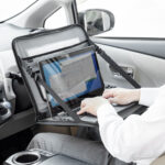 車内で快適にパソコンが利用できる サンワサプライ 車用ハンドルテーブル 200-CARBG001 【CAR MONO図鑑】 - 1