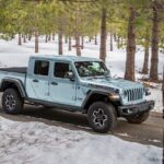 ジープ・グラディエーターに新色「Earl」が登場！ くすんだブルーグレーが特長の大人スタイルの新エクステリアカラー - 2023 Jeep® Gladiator Rubicon in new Earl exterior paint color