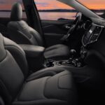 ジープブランドが2023年ラインナップを発表！ 「チェロキー / チェロキー・アルティチュード」はじめ、「トレイルホーク」に搭載される新装備も充実 - 2023 Jeep® Cherokee Altitude LUX interior
