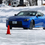 「サクラの意外な実力発見……FF電気自動車で氷上を走る！ ビッグパワーFRスポーツ、フェアレディZではどうなる？ 日産氷上試乗会・2WD編」の26枚目の画像ギャラリーへのリンク