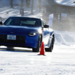 「サクラの意外な実力発見……FF電気自動車で氷上を走る！ ビッグパワーFRスポーツ、フェアレディZではどうなる？ 日産氷上試乗会・2WD編」の25枚目の画像ギャラリーへのリンク
