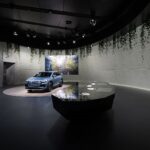 アウディがドイツ・アウトシュタットに初の常設展「House of Progress」を開設。デジタル化、デザイン、パフォーマンスをコンセプトに展示。 - 025_Audi-Pavillon-Wolfsburg_l2