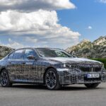新型BMW 5シリーズ、量産化準備終盤か！ サスペンション制御と運転支援システムの調整へ。世界初のアイトラッキング車線変更も搭載 - P90502761_lowRes_testing-the-new-bmw-