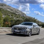 新型BMW 5シリーズ、量産化準備終盤か！ サスペンション制御と運転支援システムの調整へ。世界初のアイトラッキング車線変更も搭載 - P90502773_lowRes_testing-the-new-bmw-