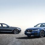 BMWを代表する中型高級車シリーズのオーナーが本音で評価!! BMW 5シリーズ | これがオーナーの本音レビュー! 「燃費は? 長所は? 短所は?」 | モーターファン会員アンケート - P90389005_lowRes_the-new-bmw-530e-xdrThe-new-BMW-530e-xDrive-Sedan-Phytonic-blue-metallic-M-Sport-package-and-the-new-BMW-530i-Touring-Sophisto-grey-metallic-052020