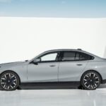 BMW 新型5シリーズ・セダン発表！ シリーズ初の完全電動モデルは600PS/820Nmを発揮！ スタイリングを一新し、近代的なスポーティ・ラグジュアリーを実現 - P90505080_lowRes_the-new-bmw-i5-edriv