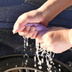 「洗車のポイントはスピーディな拭き上げで水滴を残さないこと！ 使ってわかるオススメ「吸水ツール」4選【CarGoodsMagazine 洗車用具の選び方】」の1枚目の画像ギャラリーへのリンク
