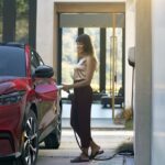 「フォードがEV顧客向けに家庭用充電コストの削減プログラムを開始。デューク・エナジー社と連携して再生可能エネルギーを利用した充電スケジュールを確立させる。」の1枚目の画像ギャラリーへのリンク