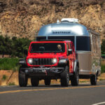 「新型ジープ「ラングラー」「ラングラー4xe」発売記念グローバルキャンペーンが始動！ 伝説的トラック「カリフォルニア・ラブ」を起用したCMをチェック！」の23枚目の画像ギャラリーへのリンク
