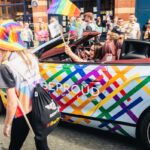 「ベントレー、特別デザインのレインボーな「コンチネンタル GTC」で、マンチェスター・プライド・パレードに参加！LGBTQ+の権利に対する連帯と支持を示す英国最大のパレード。」の3枚目の画像ギャラリーへのリンク