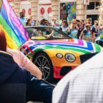 「ベントレー、特別デザインのレインボーな「コンチネンタル GTC」で、マンチェスター・プライド・パレードに参加！LGBTQ+の権利に対する連帯と支持を示す英国最大のパレード。」の8枚目の画像ギャラリーへのリンク