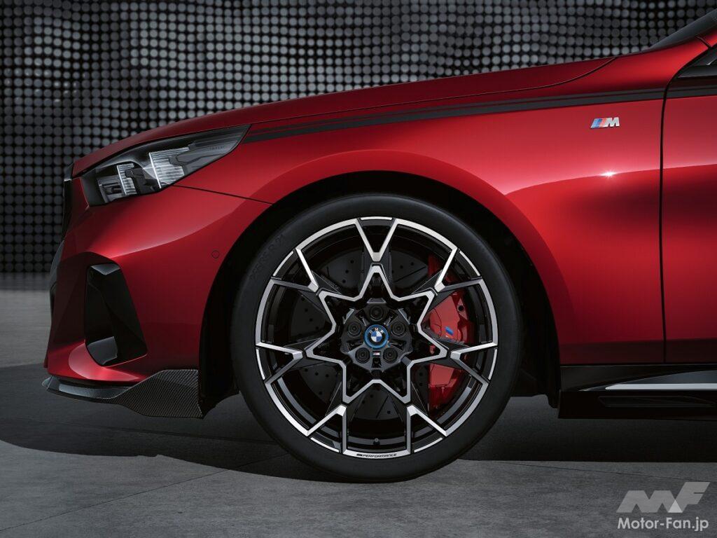 「BMW、新型「5シリーズセダン」・「i5」に、モデル専用のMパフォーマンス・パーツを追加発表！高品質カーボン・コンポーネント装備は2023年10月のモデル投入と同時発売！」の4枚目の画像