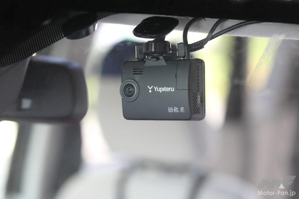 「走行中も駐車中も3カメラでクルマの中と外をバッチリ録画！ ユピテルの新世代ドライブレコーダー『marumie Y-3100』をチェック！【CarGoodsMagazine】」の1枚目の画像