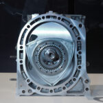 「マツダ8C型ロータリーは、SKYACTIVで培った技術で新開発した『理想を追求した新しいロータリーエンジン』だ【内燃機関超基礎講座】」の56枚目の画像ギャラリーへのリンク