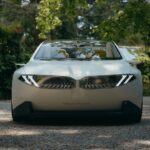 「BMWの最新デザインコンセプト「BMWビジョン ノイエ・クラッセ」伝統と親しみやすさにも注力した、現実とバーチャルを繋ぐコンセプトモデル！」の3枚目の画像ギャラリーへのリンク