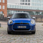 「ユニークな都市型EV、「MINI・クーパーSE」がデビュー！402kmの航続距離とコンパクトセグメントにより、街乗りの新たなスタンダードが打ち立てられる」の4枚目の画像ギャラリーへのリンク