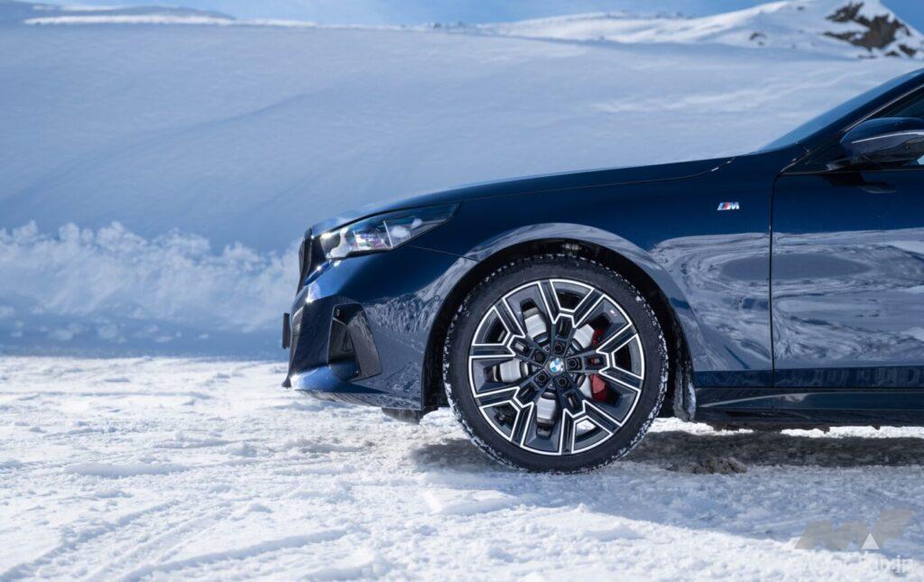 「BMW、新型5シリーズ&ドライバーレス車両のテスト走行を、オーストリアの氷上で現地メディア向けに実施！」の26枚目の画像