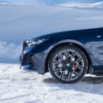 「BMW、新型5シリーズ&ドライバーレス車両のテスト走行を、オーストリアの氷上で現地メディア向けに実施！」の26枚目の画像ギャラリーへのリンク