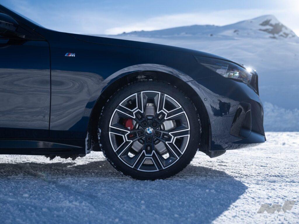 「BMW、新型5シリーズ&ドライバーレス車両のテスト走行を、オーストリアの氷上で現地メディア向けに実施！」の22枚目の画像