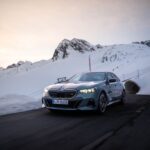 「BMW、新型5シリーズ&ドライバーレス車両のテスト走行を、オーストリアの氷上で現地メディア向けに実施！」の5枚目の画像ギャラリーへのリンク