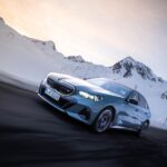 「BMW、新型5シリーズ&ドライバーレス車両のテスト走行を、オーストリアの氷上で現地メディア向けに実施！」の4枚目の画像ギャラリーへのリンク