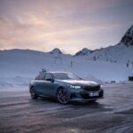 「BMW、新型5シリーズ&ドライバーレス車両のテスト走行を、オーストリアの氷上で現地メディア向けに実施！」の1枚目の画像ギャラリーへのリンク