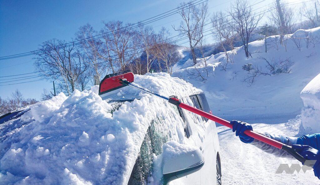 「意外と大変なクルマの雪降ろし・雪かきがお助けアイテムで楽になる!? クルマに載せておけば出先でも便利な除雪グッズを紹介！ 【CarGoodsMagazine】」の1枚目の画像