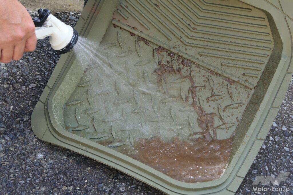 「冬レジャーに最適なフロアマットは？ 汚れにくく洗いやすいトムボーイの『オフロードマット』なら雪や泥も気にせず使える！【CarGoodsMagazine】」の2枚目の画像