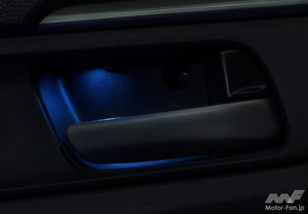ドアの内側を光で演出する「インナードアハンドル＆ドアポケットイルミネーション」。こちらはブルー発光タイプ。