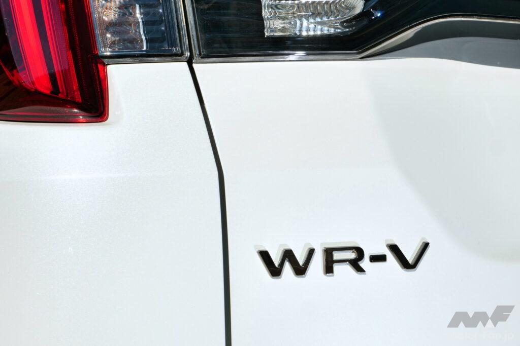 車名の「WR-V」エンブレムも「ブラックエンブレム」のセットに含まれます。