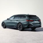 「新型BMW 5シリーズ・ツーリング登場！ツーリング初となるBEV「i5」をラインナップ」の1枚目の画像ギャラリーへのリンク