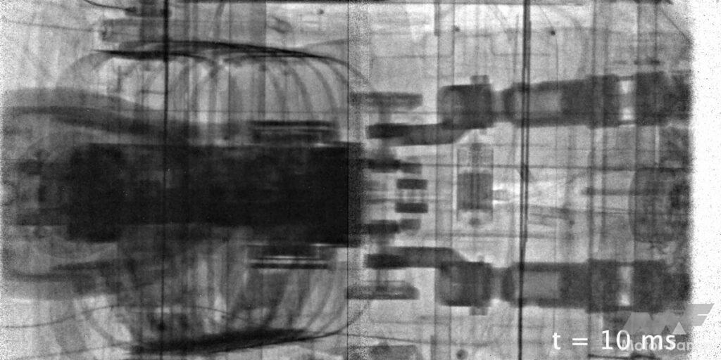 「【世界初】メルセデス・ベンツ、衝突テストのX線検査を実施！車両構造やダミー人形の変形を最大1000fpsで鮮明に撮影可能！」の2枚目の画像