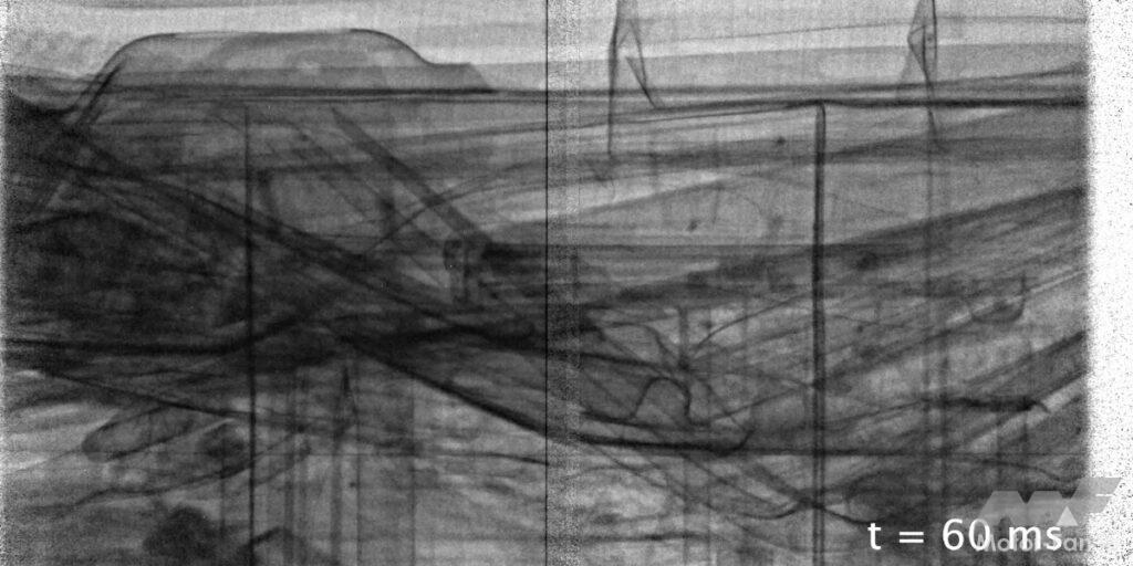 「【世界初】メルセデス・ベンツ、衝突テストのX線検査を実施！車両構造やダミー人形の変形を最大1000fpsで鮮明に撮影可能！」の4枚目の画像