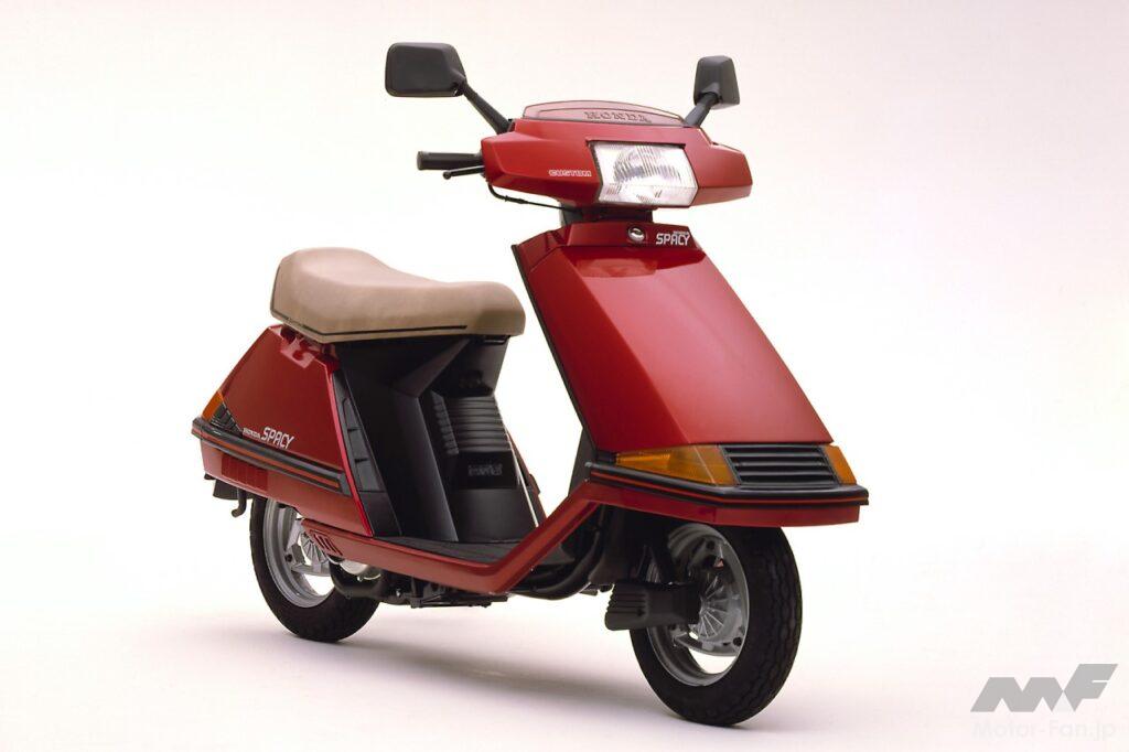「ホンダ「スペイシー」が50ccスクーターとして国内初の4ストロークエンジンを搭載し17.6万円で発売【今日は何の日？5月7日】」の1枚目の画像