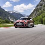 「EVを圧倒するスリル！ガソリンエンジン搭載の新型MINI「JCW」は最大250psの予感！」の1枚目の画像ギャラリーへのリンク