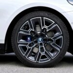 「新型『BMW 5シリーズ』にPHEVモデルが登場！初のフル電動『i5ツーリング』に加えモデルラインナップも充実！2024年夏の納車に向けて発売中！」の4枚目の画像ギャラリーへのリンク