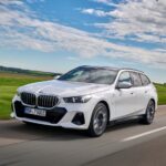 「新型『BMW 5シリーズ』にPHEVモデルが登場！初のフル電動『i5ツーリング』に加えモデルラインナップも充実！2024年夏の納車に向けて発売中！」の2枚目の画像ギャラリーへのリンク