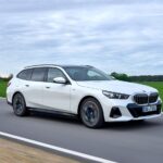 「新型『BMW 5シリーズ』にPHEVモデルが登場！初のフル電動『i5ツーリング』に加えモデルラインナップも充実！2024年夏の納車に向けて発売中！」の1枚目の画像ギャラリーへのリンク