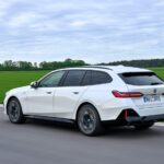 「新型『BMW 5シリーズ』にPHEVモデルが登場！初のフル電動『i5ツーリング』に加えモデルラインナップも充実！2024年夏の納車に向けて発売中！」の11枚目の画像ギャラリーへのリンク