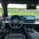 「新型『BMW 5シリーズ』にPHEVモデルが登場！初のフル電動『i5ツーリング』に加えモデルラインナップも充実！2024年夏の納車に向けて発売中！」の10枚目の画像ギャラリーへのリンク
