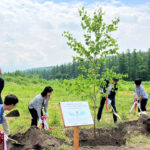 「北海道美瑛町に「美瑛×NISSANブルー・スイッチの森」が誕生！誕生を記念してシンボルツリーが植樹される」の2枚目の画像ギャラリーへのリンク