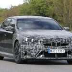 「間もなく登場! 新型BMW M5、光るキドニーグリル採用のティザーイメージを初公開!」の1枚目の画像ギャラリーへのリンク