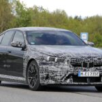 「間もなく登場! 新型BMW M5、光るキドニーグリル採用のティザーイメージを初公開!」の2枚目の画像ギャラリーへのリンク