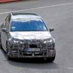 「2025年3月発売？新型BMW「iX」シリーズのコックピットが見えた！インテリアとエクステリアを大刷新した最強「iX M60」の後継モデルをスクープ!!」の10枚目の画像ギャラリーへのリンク