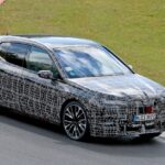 「2025年3月発売？新型BMW「iX」シリーズのコックピットが見えた！インテリアとエクステリアを大刷新した最強「iX M60」の後継モデルをスクープ!!」の11枚目の画像ギャラリーへのリンク