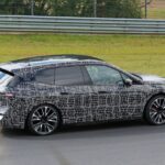 「2025年3月発売？新型BMW「iX」シリーズのコックピットが見えた！インテリアとエクステリアを大刷新した最強「iX M60」の後継モデルをスクープ!!」の14枚目の画像ギャラリーへのリンク