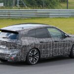 「2025年3月発売？新型BMW「iX」シリーズのコックピットが見えた！インテリアとエクステリアを大刷新した最強「iX M60」の後継モデルをスクープ!!」の15枚目の画像ギャラリーへのリンク