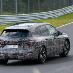 「2025年3月発売？新型BMW「iX」シリーズのコックピットが見えた！インテリアとエクステリアを大刷新した最強「iX M60」の後継モデルをスクープ!!」の16枚目の画像ギャラリーへのリンク