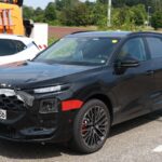 「アウディの主力SUV「Q3」が満を持してフルチェンへ！スポーティに進化する新型のデザインはコレでほぼ決まり」の1枚目の画像ギャラリーへのリンク