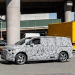 「ベンツ「VクラスEV」開発車両が公式リーク！超高級化で国産ミニバンの脅威に」の3枚目の画像ギャラリーへのリンク